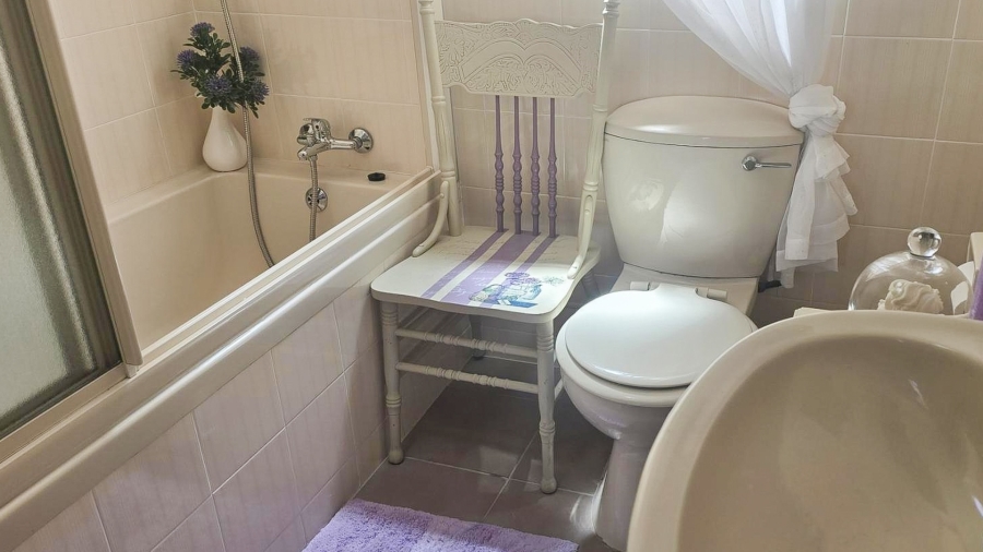 5 Bedroom Property for Sale in Glentana Western Cape